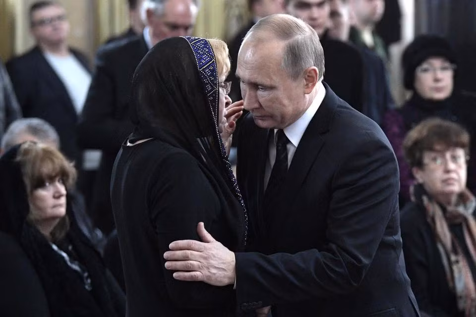 Tổng thống Nga Putin tới an ủi vợ cố Đại sứ. (Nguồn: Getty Images)