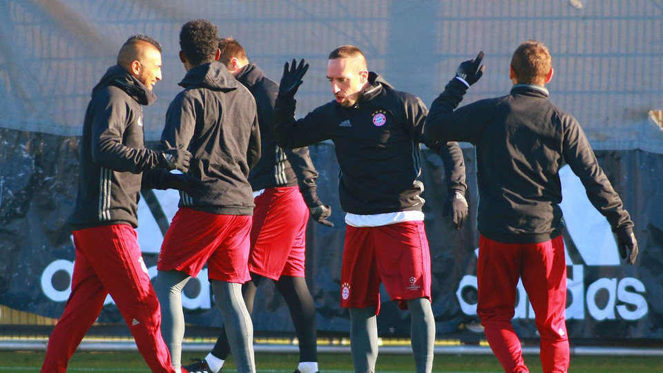 ...và vẫn hành trơn tru sơ đồ chiến thuật 4-2-3-1 mà Carlo đã quyết định thay đổi sơ đồ 4-3-3 quá cứng nhắc khi áp dụng với Bayern​. (Nguồn: fcbayern.com)