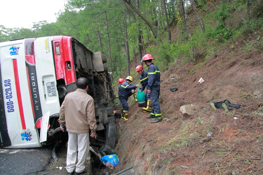 Chiếc xe bị lật nghiêng. (Ảnh: Đặng Tuấn/TTXVN)