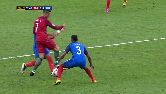 Ronaldo va chạm với Payet và Evra