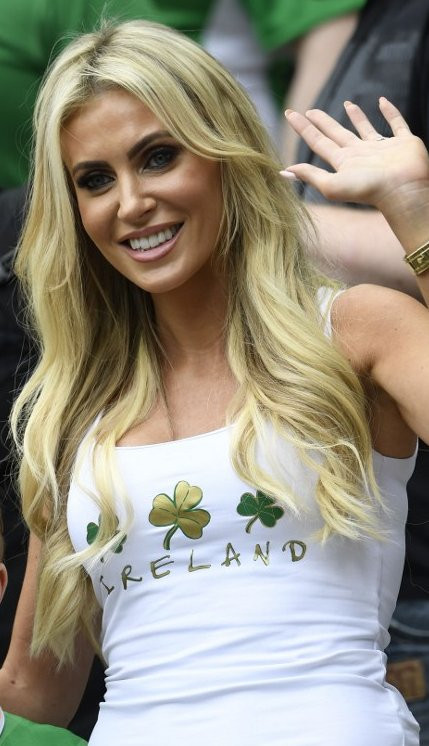 Nữ cổ động viên Ireland.