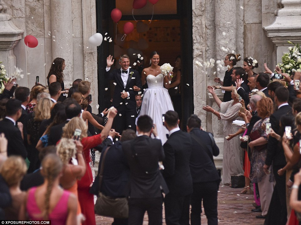 Cặp đôi bước ra khỏi nhà thờ sau khi hoàn tất mọi nghi thức​.