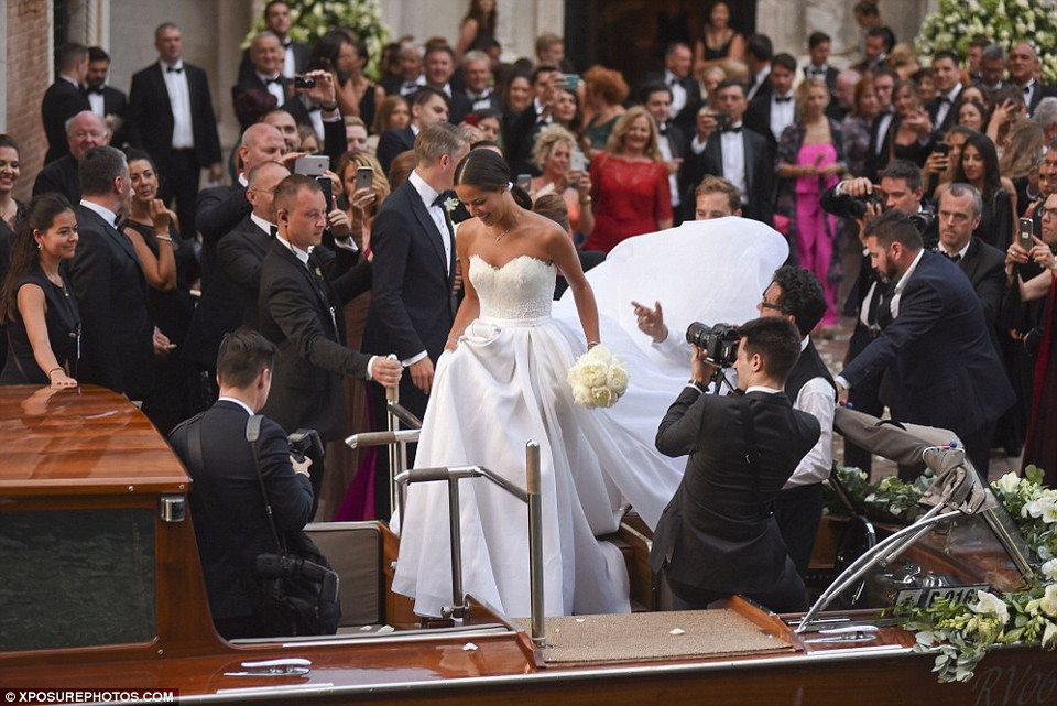 Ivanovic bước lên thuyền hoa.