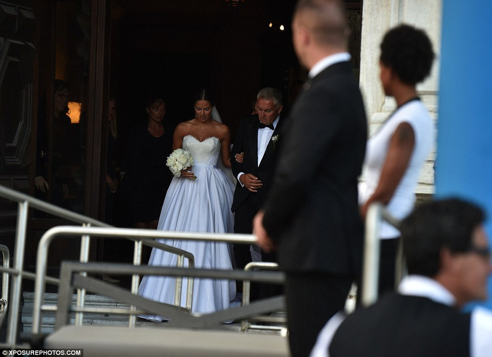 Ông Miroslav là người dẫn con gái vào thánh đường.