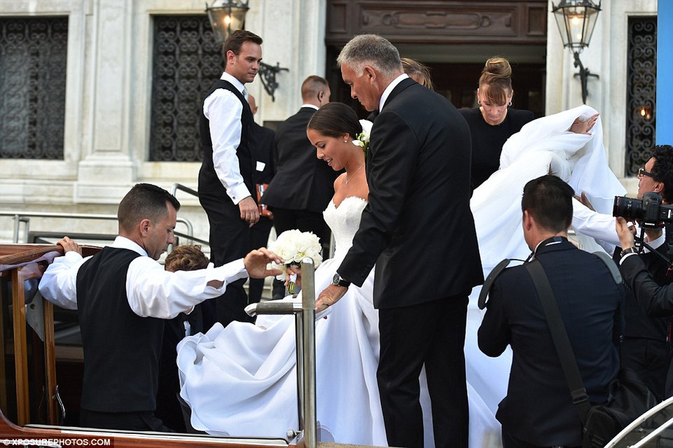 Ana Ivanovic được cha dắt tay bước lên thuyền hoa.