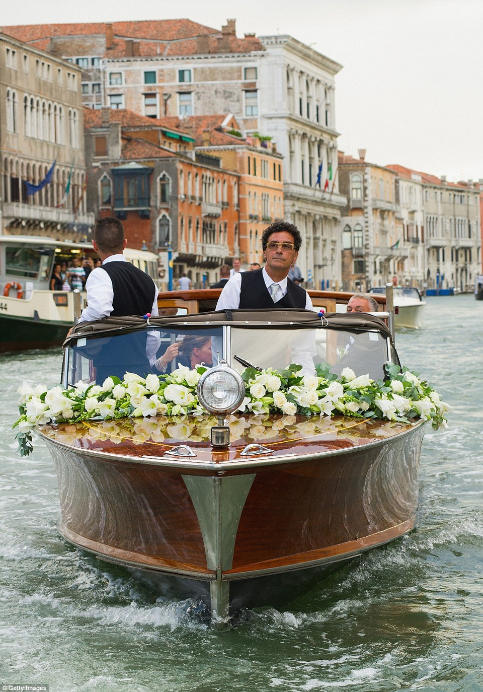 Chiếc thuyền hoa chở Ana thẳng tiến vào nhà thờ.