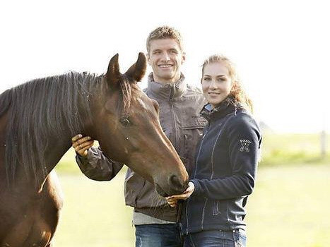 Thomas Mueller và vợ Lisa Mueller. 