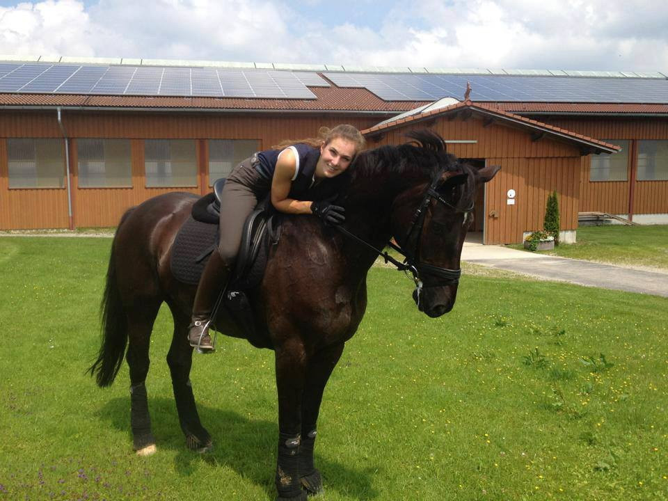 Lisa tạo dáng đầy quyến rũ bên chú ngựa.