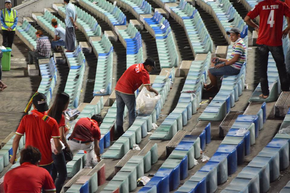 Cổ động viên Myanmar dọn rác trên khán đài sau trận đấu. (Nguồn: MFF)