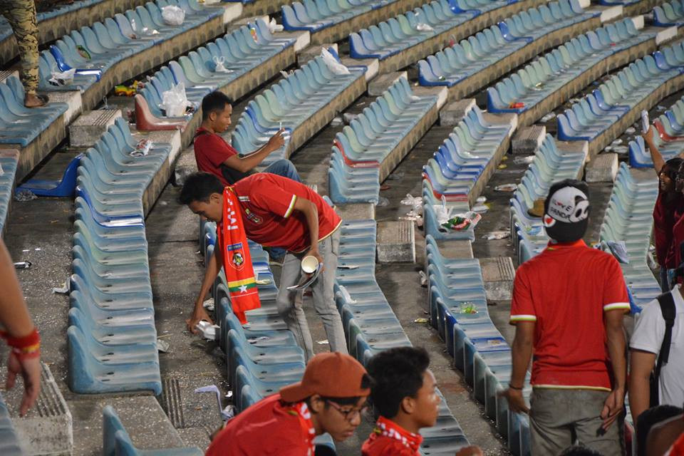 Cổ động viên Myanmar dọn rác trên khán đài sau trận đấu. (Nguồn: MFF)