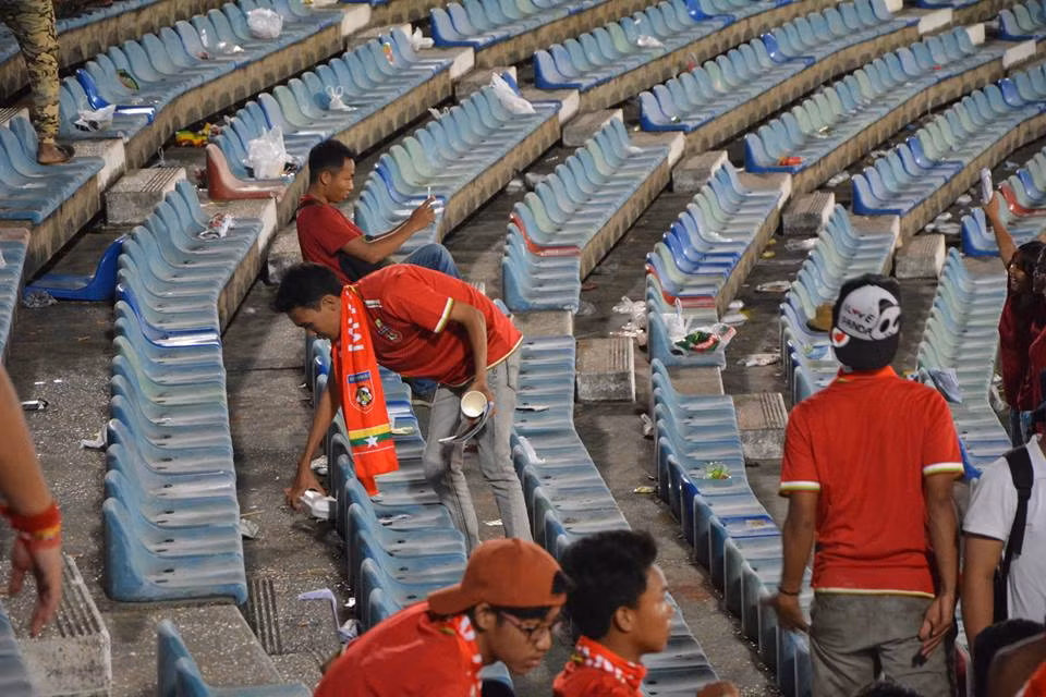 Cổ động viên Myanmar dọn rác trên khán đài sau trận đấu. (Nguồn: MFF)