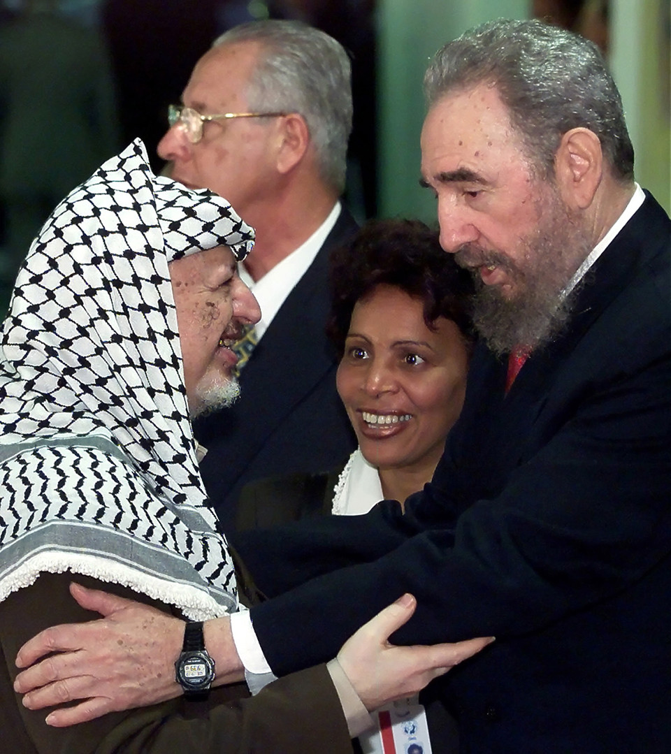  Lãnh tụ Cuba Fidel Castro (phải) trong cuộc gặp cố Tổng thống Palestine Yasser Arafat tại La Habana (Cuba) ngày 12/4/2000. (Nguồn: AP/TTXVN)