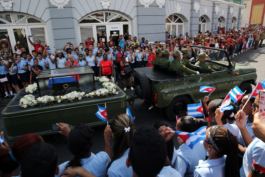 Hàng nghìn người dân Cuba đứng hai bên đường tiễn biệt Lãnh tụ kính yêu Fidel Castro ở Santiago de Cuba. (Nguồn: EPA/TTXVN)