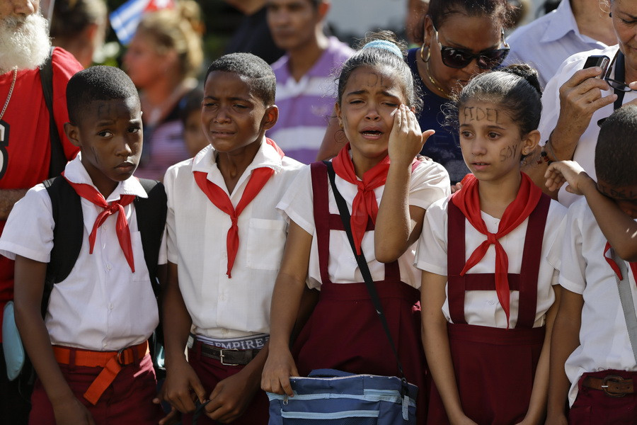 Các em học sinh Cuba trong lễ tưởng niệm Lãnh tụ Fidel Castro tại Quảng trường Cách mạng Antonio Maceo ở Santiago de Cuba. (Nguồn: AP/TTXVN)