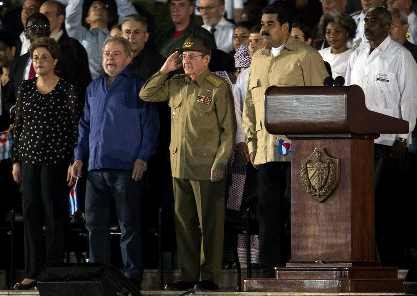 Chủ tịch Cuba Raul Castro (giữa) và lãnh đạo các nước tại lễ míttinh tưởng niệm Lãnh tụ Fidel Castro ở Santiago de Cuba. (Nguồn: AFP/TTXVN)