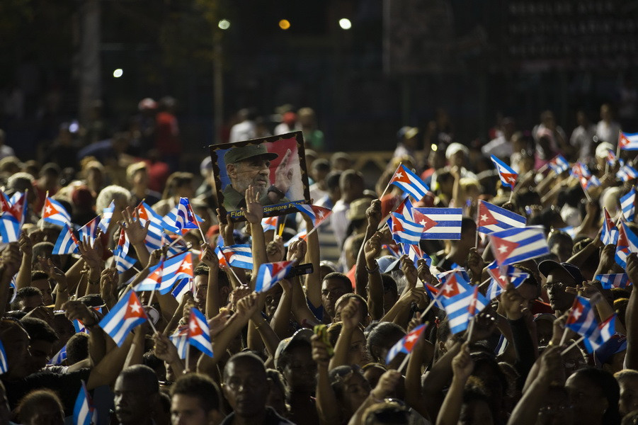 Hàng nghìn người dân Cuba tham dự lễ mít tinh tưởng niệm Lãnh tụ Fidel Castro tại Quảng trường Cách mạng Antonio Maceo ở Santiago de Cuba. (Nguồn: EPA/TTXVN)