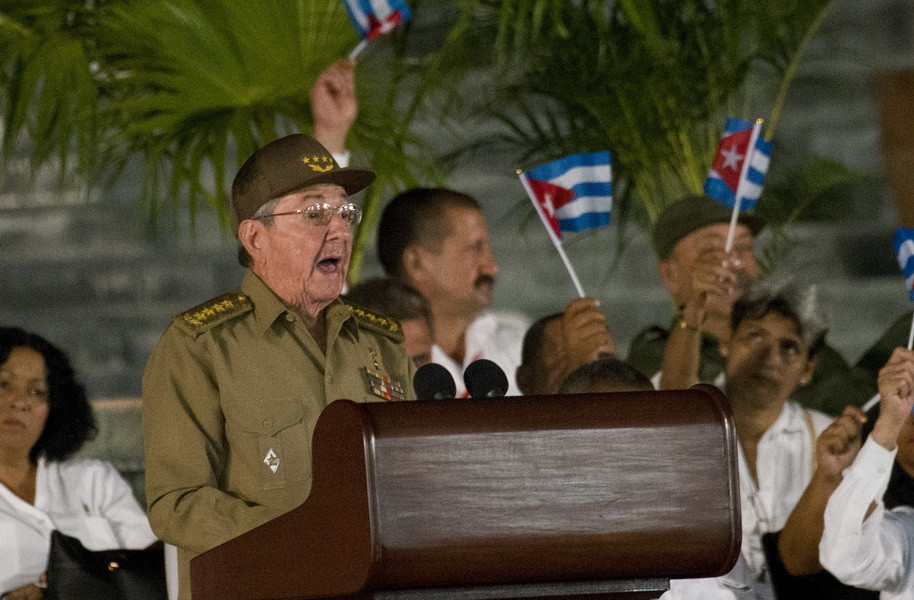 Chủ tịch Cuba Raul Castro phát biểu tại lễ mít tinh tưởng niệm Lãnh tụ Fidel Castro ở Santiago de Cuba. (Nguồn: AFP/TTXVN)