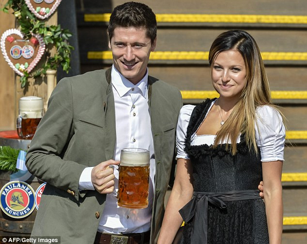 Tiền đạo tuyển Ba Lan Robert Lewandowski và vợ Anna Lewandowska.