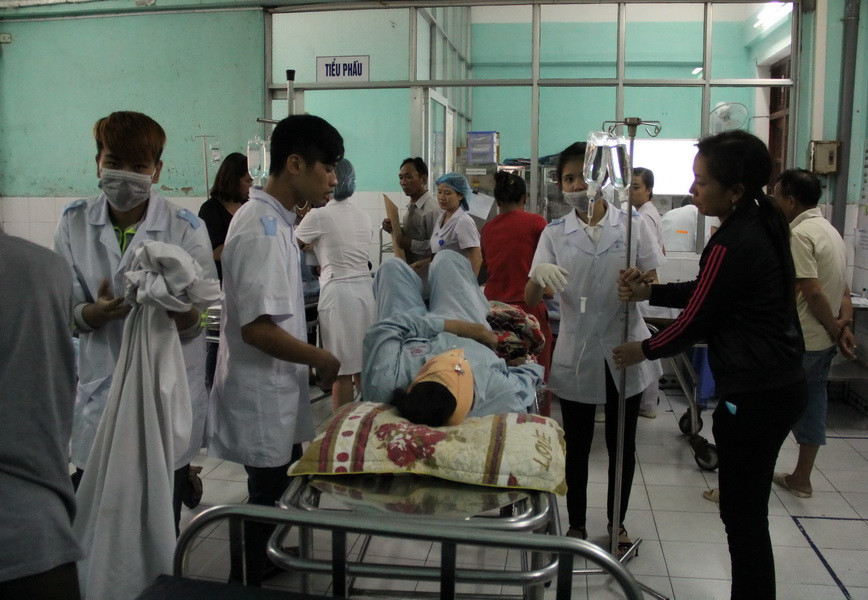 Các nạn nhân của vụ tai nạn thương tâm đang cấp cứu, điều trị tại Bệnh viện Đa khoa tỉnh Thái Bình. (Ảnh: Xuân Tiến​/TTXVN)