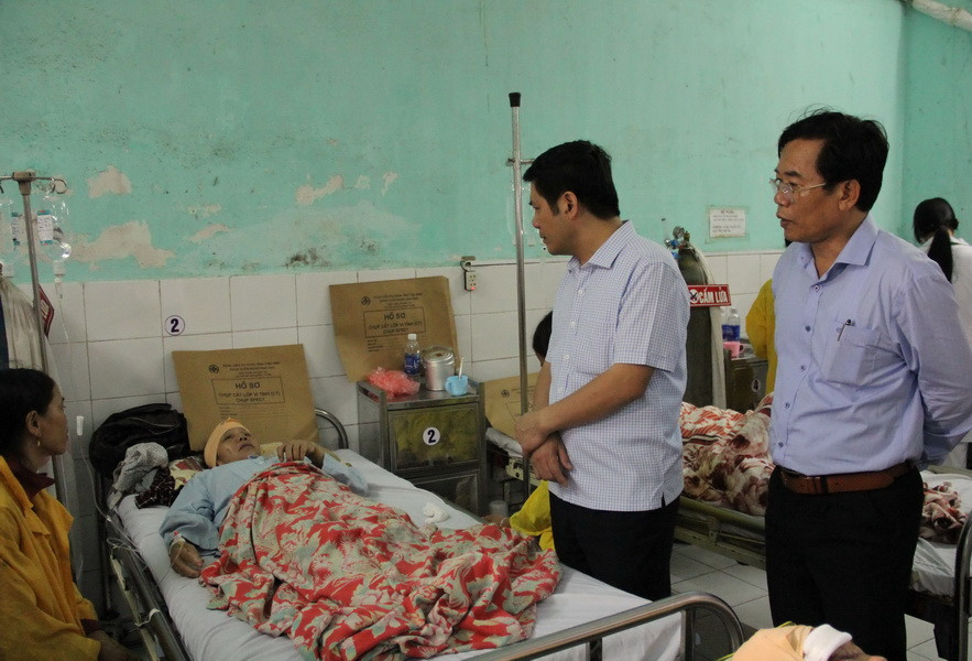 Ông Nguyễn Hồng Diên, Chủ tịch UBND tỉnh Thái Bình (trái) thăm hỏi, động viên nạn nhân trong vụ tai nạn đang điều trị tại Bệnh viện Đa khoa tỉnh Thái Bình. Ảnh: Xuân Tiến-TTXVN)