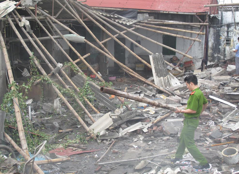 Lực lượng công an có mặt tại hiện trường. (Ảnh: Xuân Tiến/TTXVN)