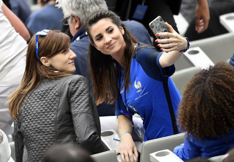 Nữ cổ động viên Pháp.