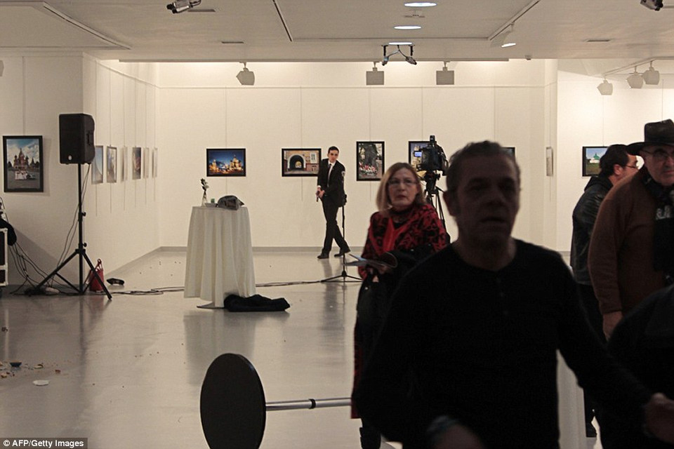 Hình ảnh quay từ ngoài vào sau khi những người có mặt tại hiện trường được ra ngoài​.