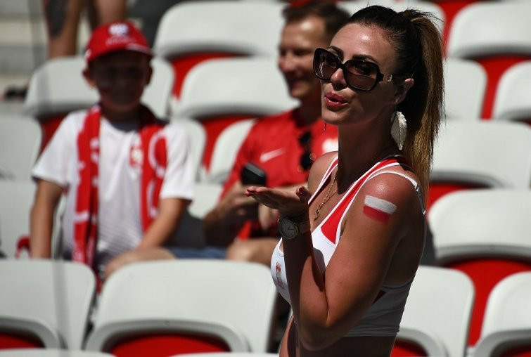 Nữ cổ động viên Áo.