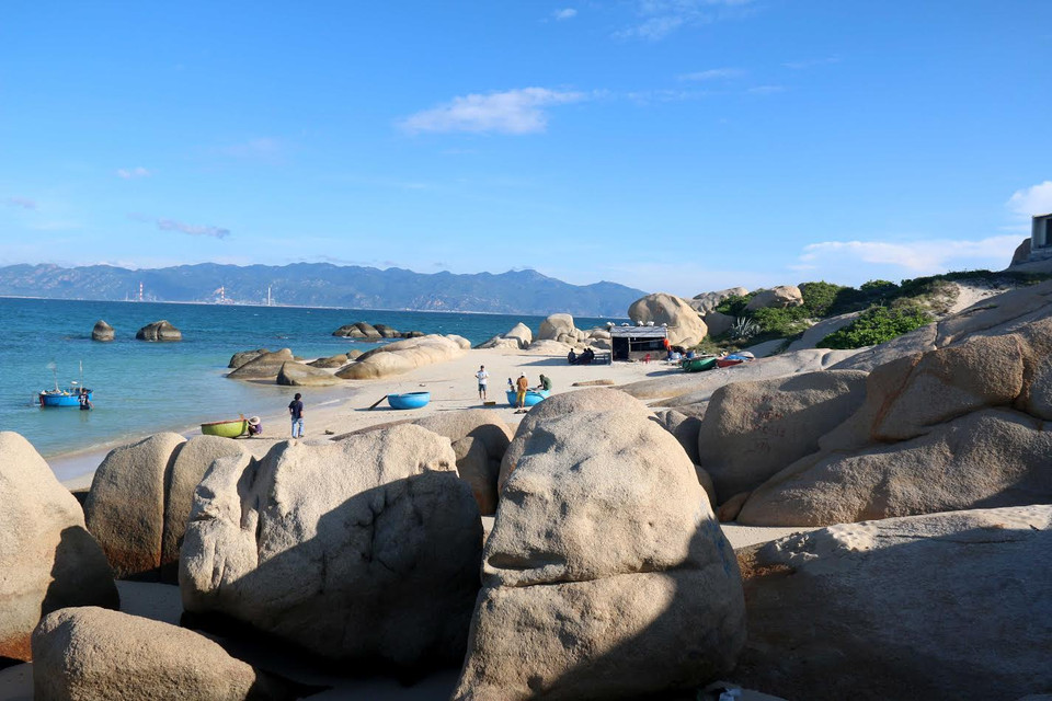 Những bãi đá với hình thù lạ mắt bao quanh đảo Hòn Cau. (Ảnh: Nguyễn Thanh/Vietnam+)