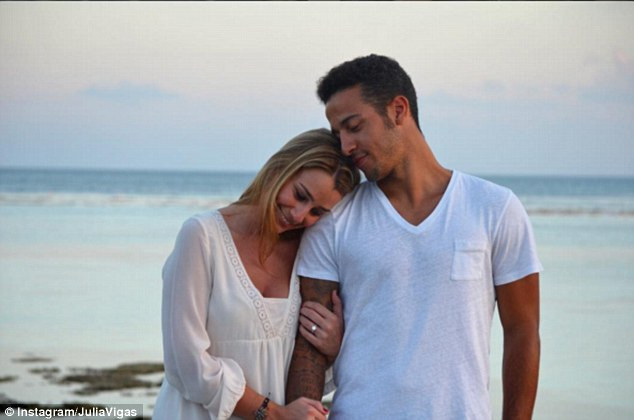 Thiago Alcantara, tiền vệ tuyển Tây Ban Nha và người đẹp Julia Vigas. (Nguồn: DM)