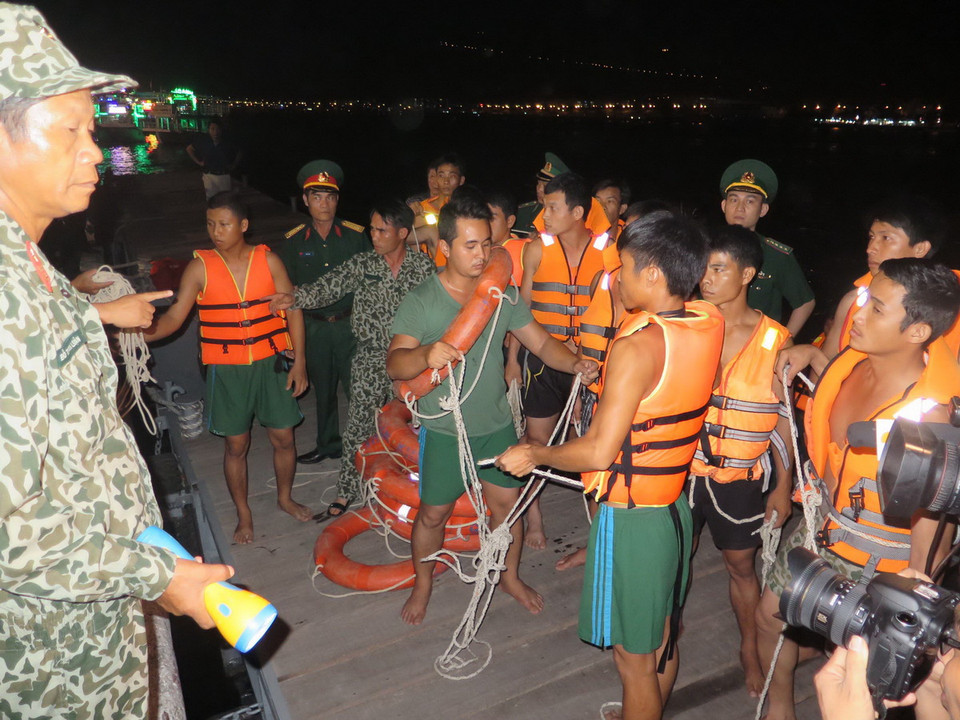 Lực lượng thợ lặn của Quân khu 5 được huy động để tìm kiếm cứu nạn hành khách và con tàu bị chìm. (Ảnh: Văn Sơn/TTXVN) 