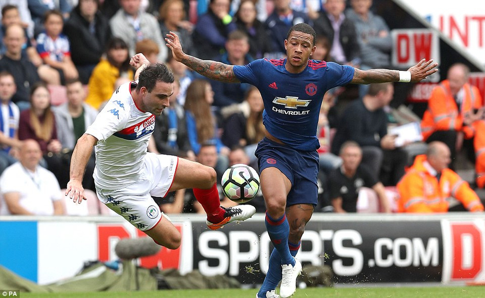 Depay được HLV Mourinho tin tưởng khi xếp ở đội hình chính​.