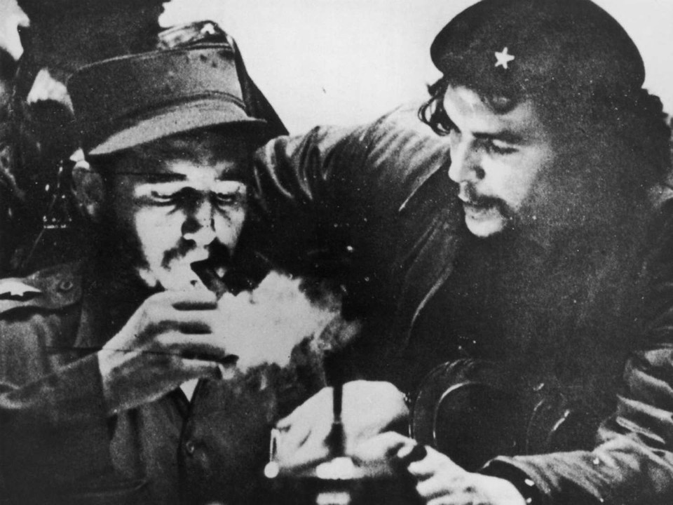 Tháng 12/1956, Guevara (phải) và Fidel Castro (trái) cùng một số chiến sỹ cách mạng đã trở về Cuba bắt đầu cuộc kháng chiến trường kỳ. 