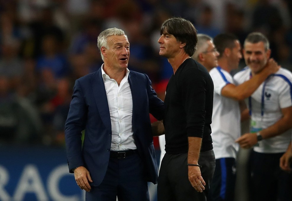Deschamps đến động viên Joachim Loew.