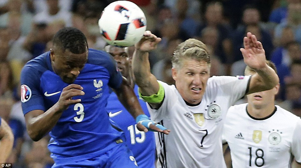 Không ghi được bàn thắng, phút 45+1, Đức còn phải chịu penalty sau khi Schweinsteiger để bóng chạm tay trong vòng cấm.