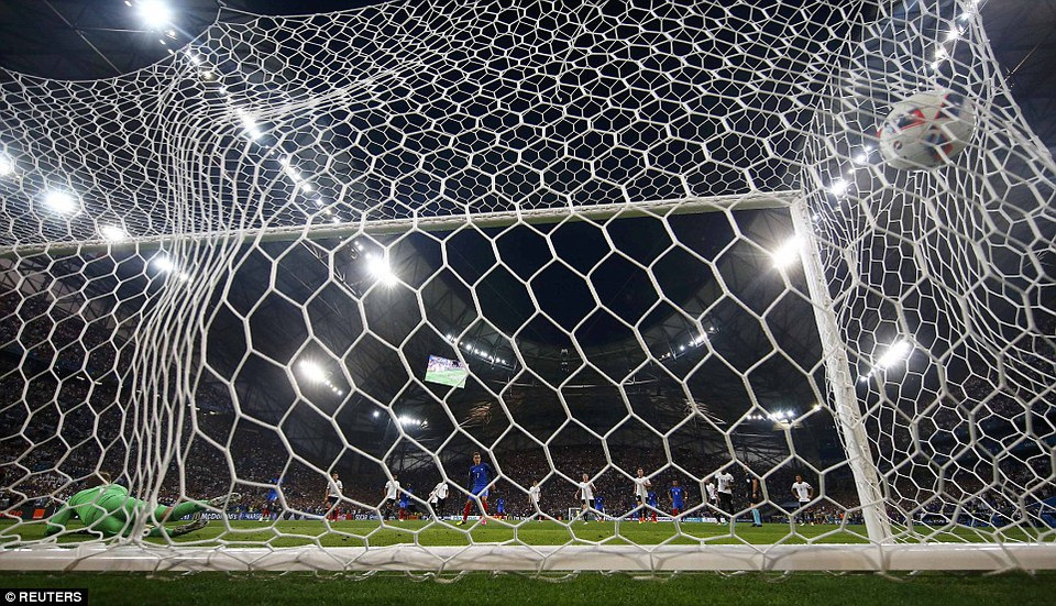 ...để ghi bàn thắng mở tỷ số cho đội chủ nhà.