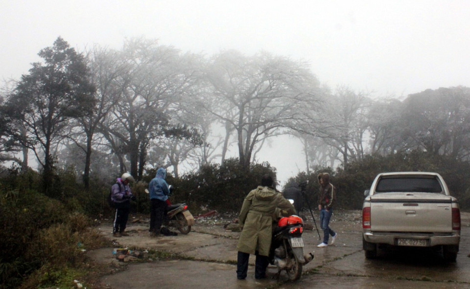 Du khách tham quan đỉnh núi Phja Oắc. (Ảnh: Quốc Đạt/TTXVN)