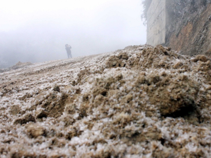 Mặt đất đã dần chuyển sang màu trắng của băng tuyết. (Ảnh: Quốc Đạt/TTXVN)
