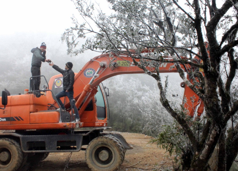 Nhiệt độ giảm xuống -7 độ C khiến cho các loại máy móc bị đông dầu, không thể hoạt động được. (Ảnh: Quốc Đạt/TTXVN)