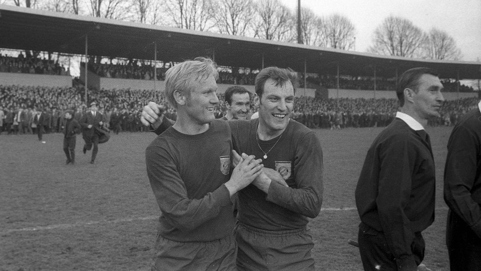 Helmut Schmidt ghi bàn thắng duy nhất của trận đấu ngày 19/4/1969 sau 89 phút. Đó là bàn thắng thứ hai và cuối cùng của tiền vệ này ở Bundesliga. (Trong ảnh, Schmidt (trái) đang ăn mừng với ​'Bulle' Roth). (Nguồn: fcbayern.com)