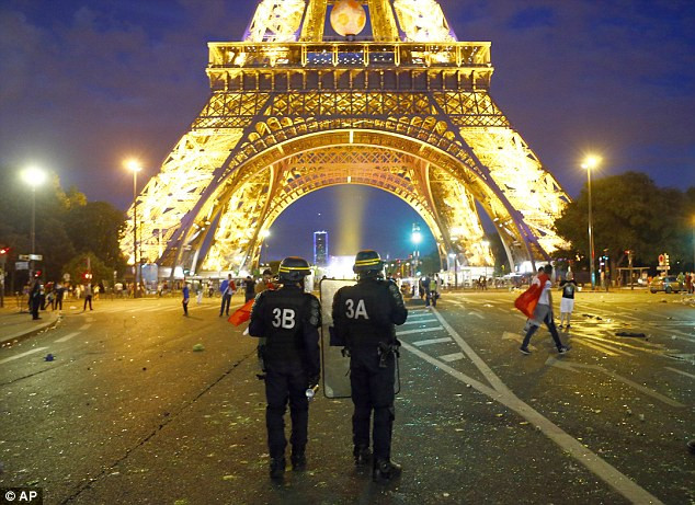 Cảnh sát đã phải dùng đến đạn hơi cay​...