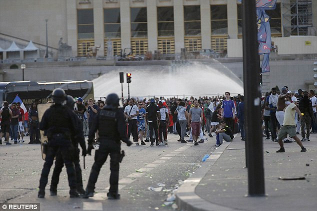 ...và vòi rồng để giải tán đám đông quá khích.