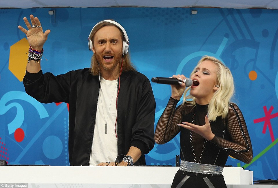 Nữ ca sỹ Zara Larsson biểu diễn tại lễ khai mạc. 