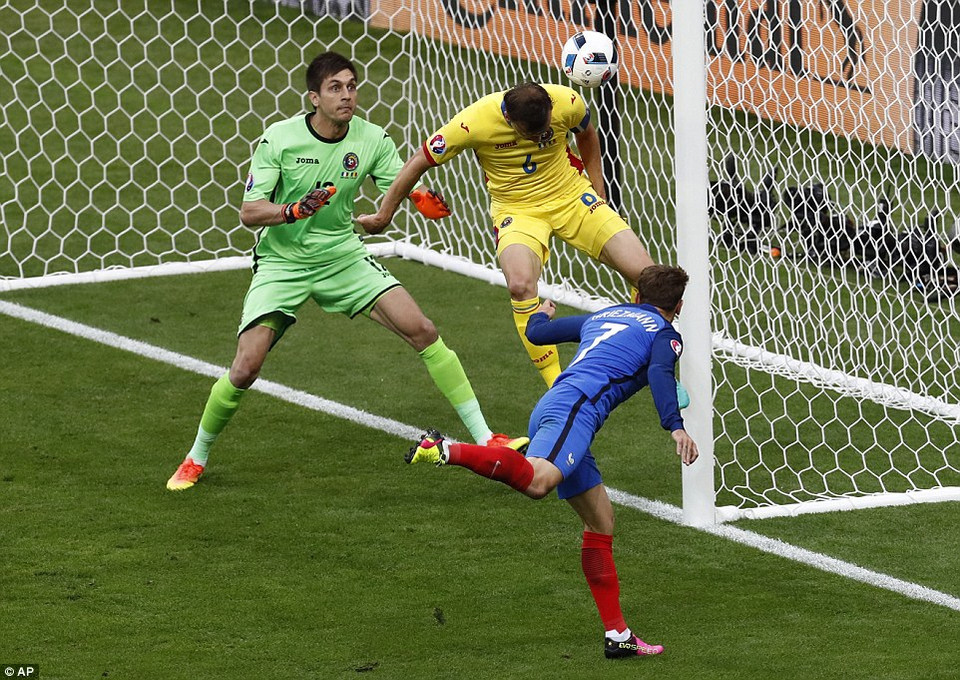 Pháp cũng có cơ hội trong hiệp 2 nhưng cú đánh đầu của Griezmann lại đi trúng cột dọc.