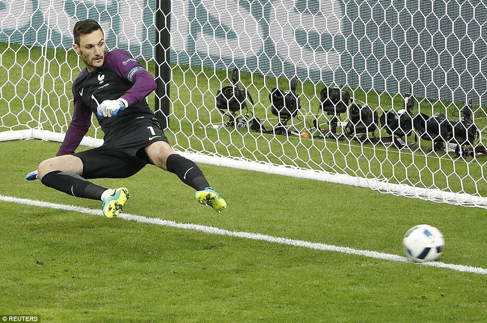 ...Stancu không quá khó để đánh bại Lloris, gỡ hòa 1-1 cho Romania​.