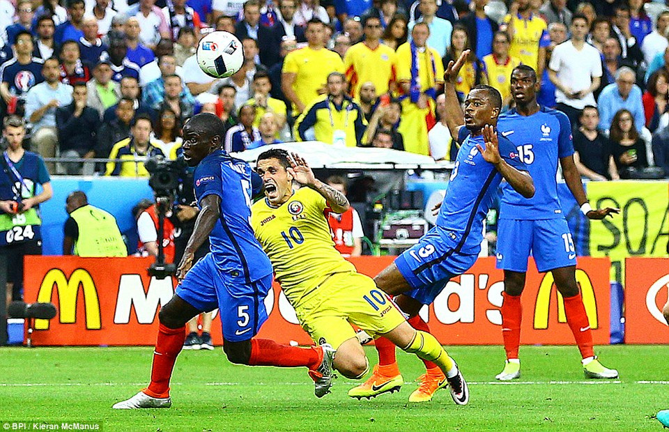 Nhưng niềm vui của Pháp chỉ tồn tại đúng 8 phút trước khi Eva phạm lỗi trong vòng cấm.