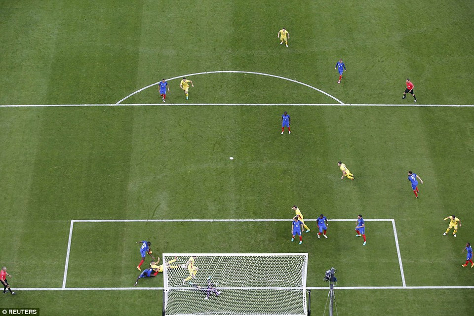 Tiếc là trong tình huống lộn xộn trước khung thành của Lloris, Romania không thể có bàn thắng.