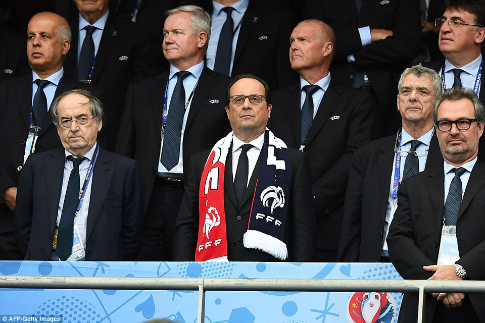 Tổng tống Pháp Francois Hollande có mặt trên khán đài sân Stade de France.