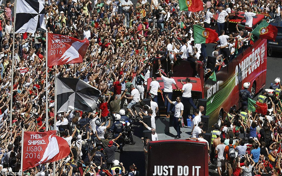 Cầu thủ Bồ Đào Nha hạnh phúc khi được người hâm mộ chào đón nồng nhiệt trong ngày trở về nhà.