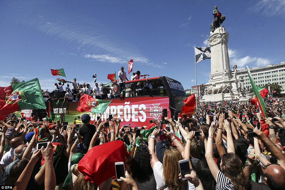 Ở trận chung kết, Bồ Đào Nha đã xuất sắc vượt qua chủ nhà Pháp dù trong đội hình không có Ronaldo vì chấn thương.